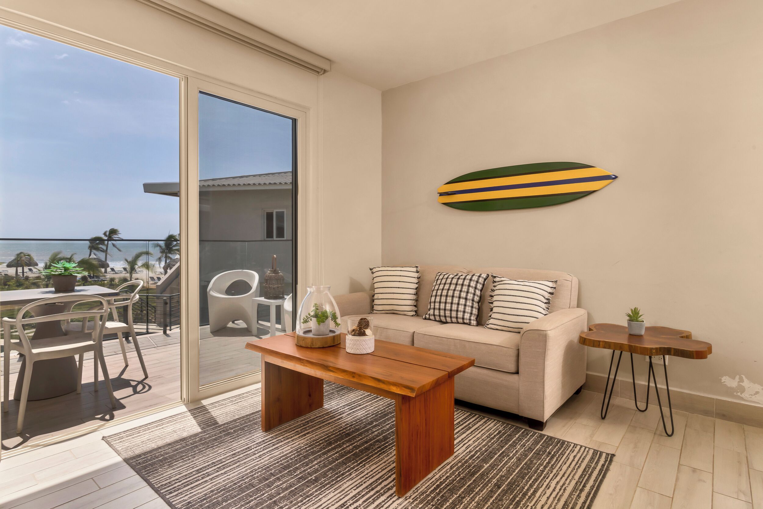 Villa, uitzicht op zee | Woonruimte | Een 50-inch ledtelevisie met kabelzenders