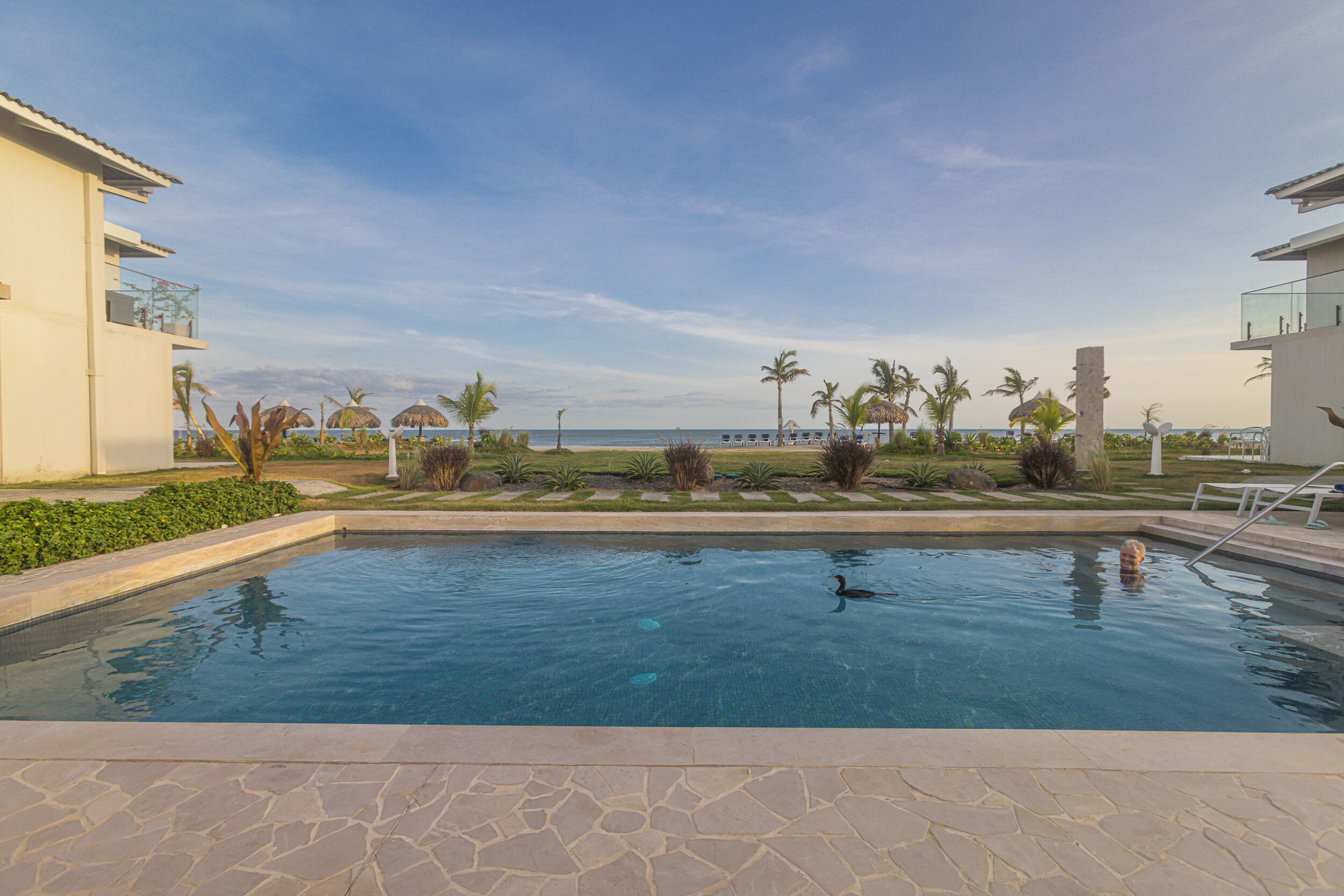 2 albercas al aire libre 