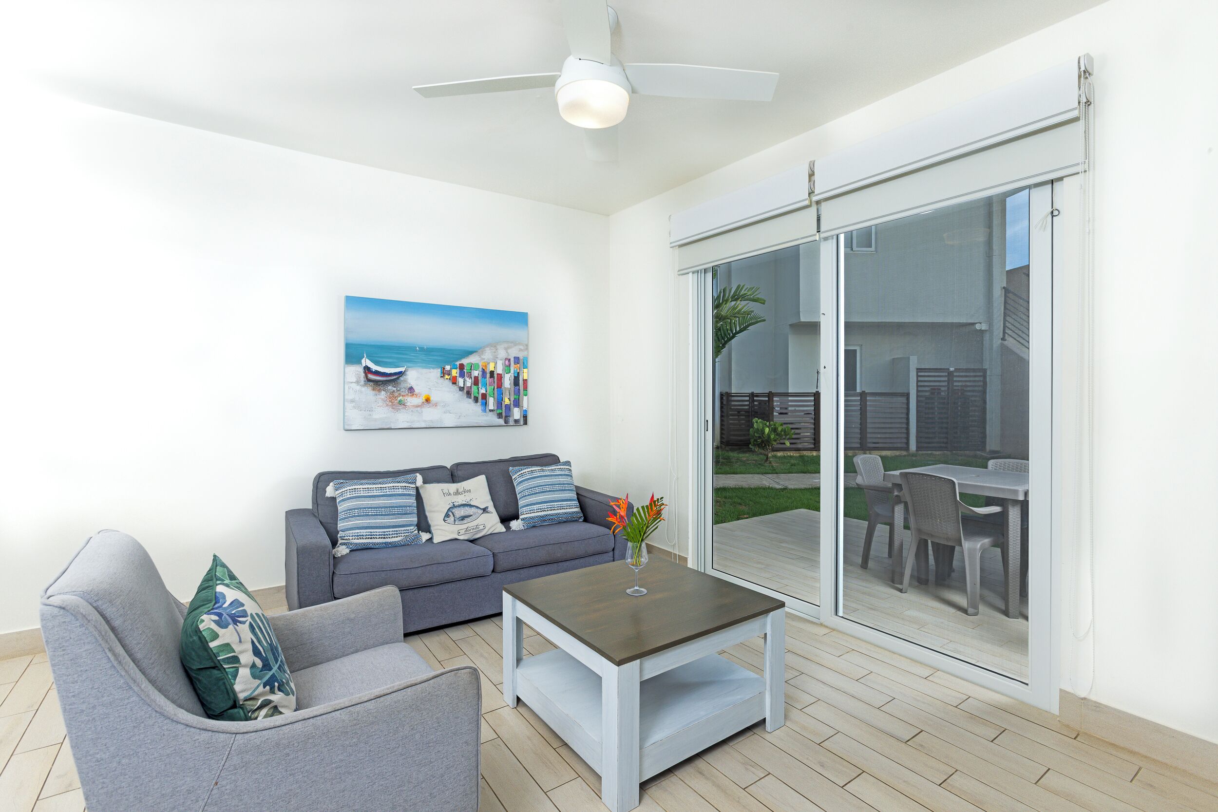 Villa, uitzicht op zee | Woonruimte | Een 50-inch ledtelevisie met kabelzenders