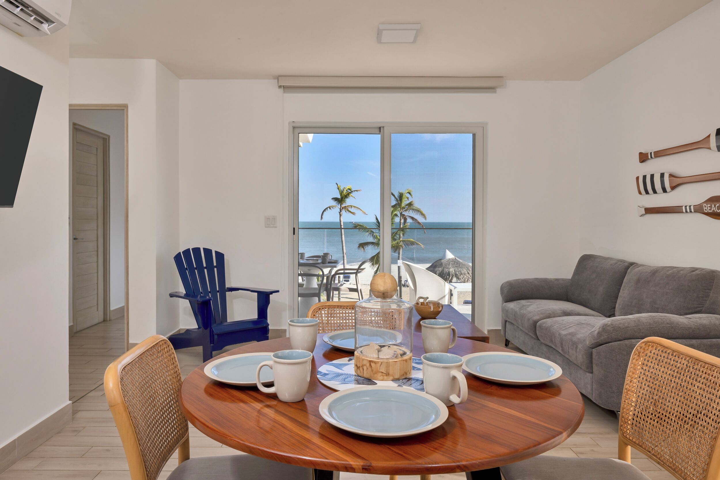 Villa, uitzicht op zee | Woonruimte | Een 50-inch ledtelevisie met kabelzenders