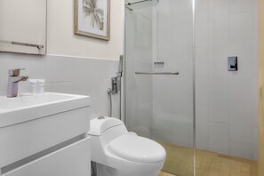 Villa, sjøutsikt | Bad | Dusj, hårføner, håndklær og såpe