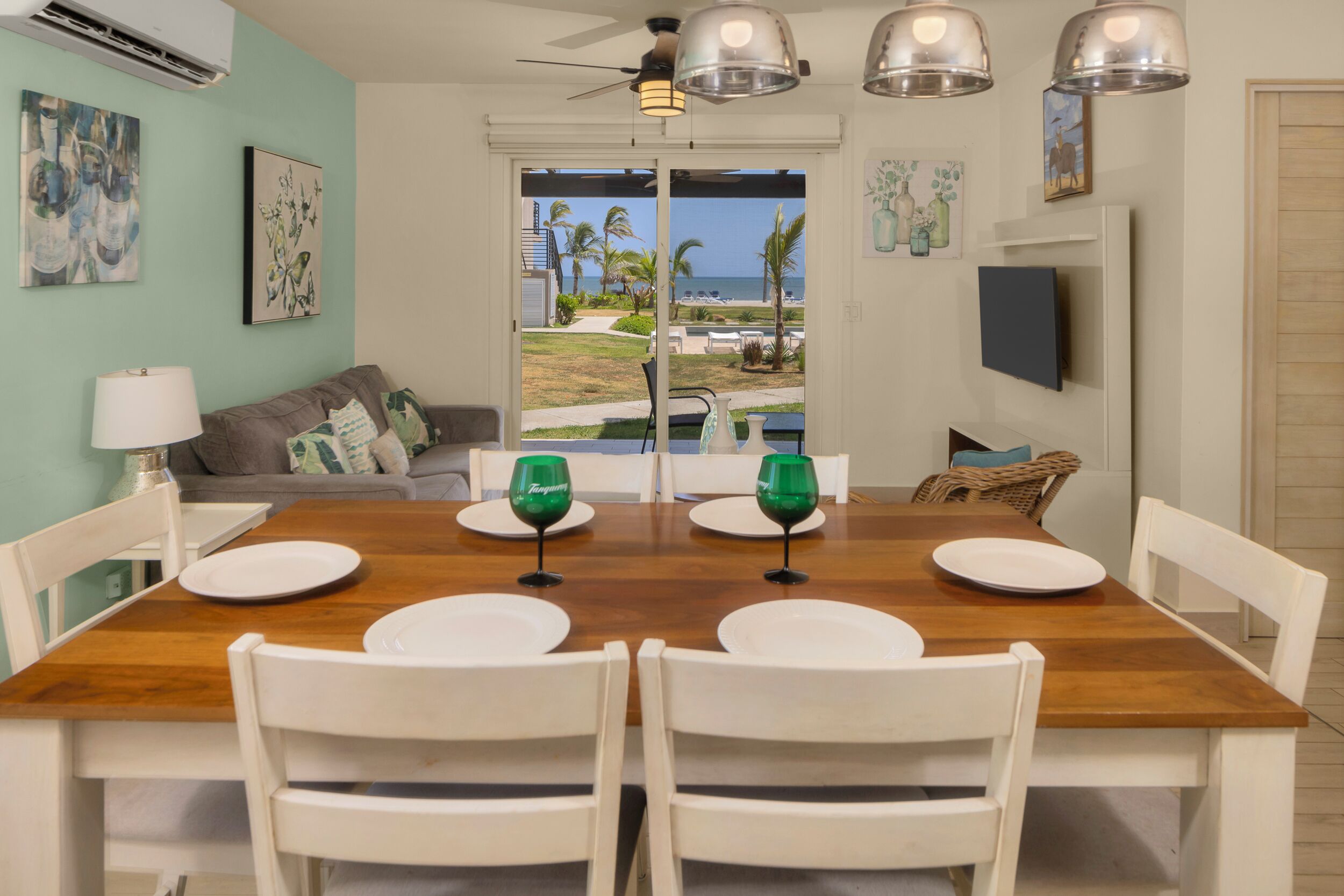 Villa, uitzicht op zee | Woonruimte | Een 50-inch ledtelevisie met kabelzenders