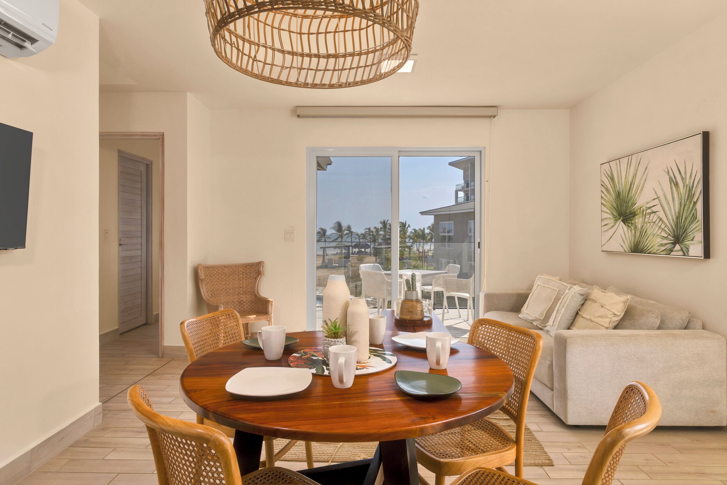 Villa, uitzicht op zee | Woonruimte | Een 50-inch ledtelevisie met kabelzenders