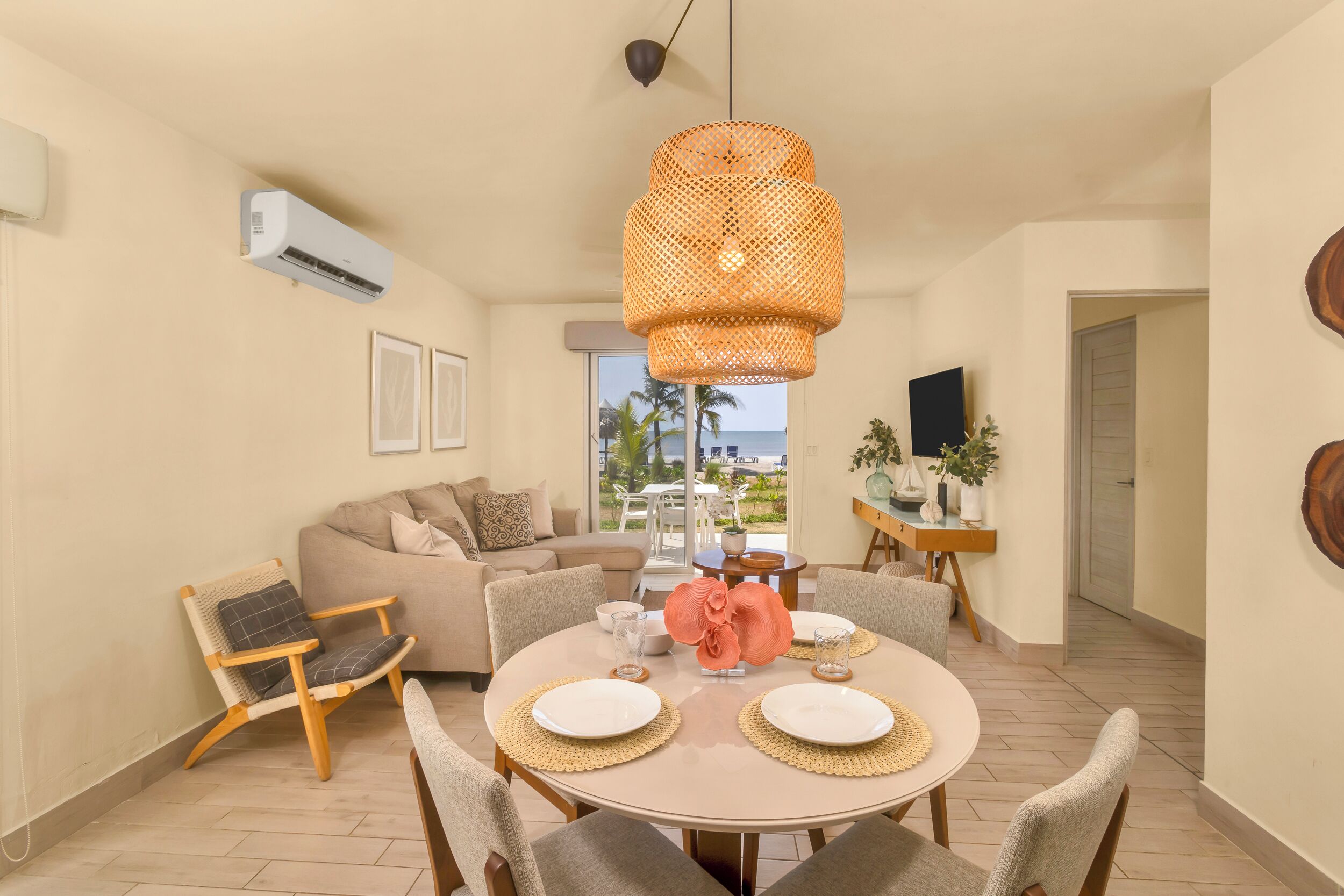 Villa, uitzicht op zee | Woonruimte | Een 50-inch ledtelevisie met kabelzenders