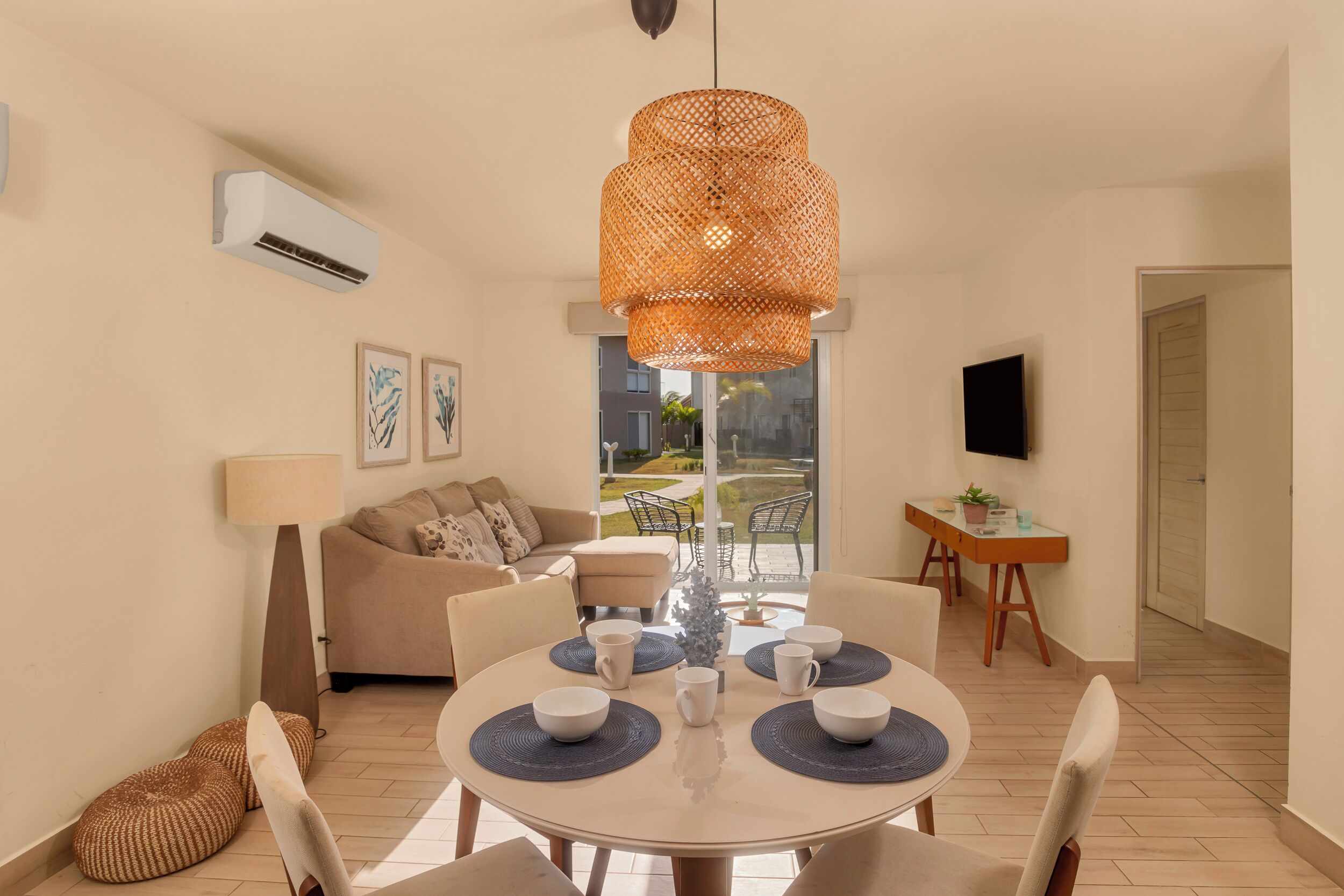 Villa, uitzicht op zee | Woonruimte | Een 50-inch ledtelevisie met kabelzenders