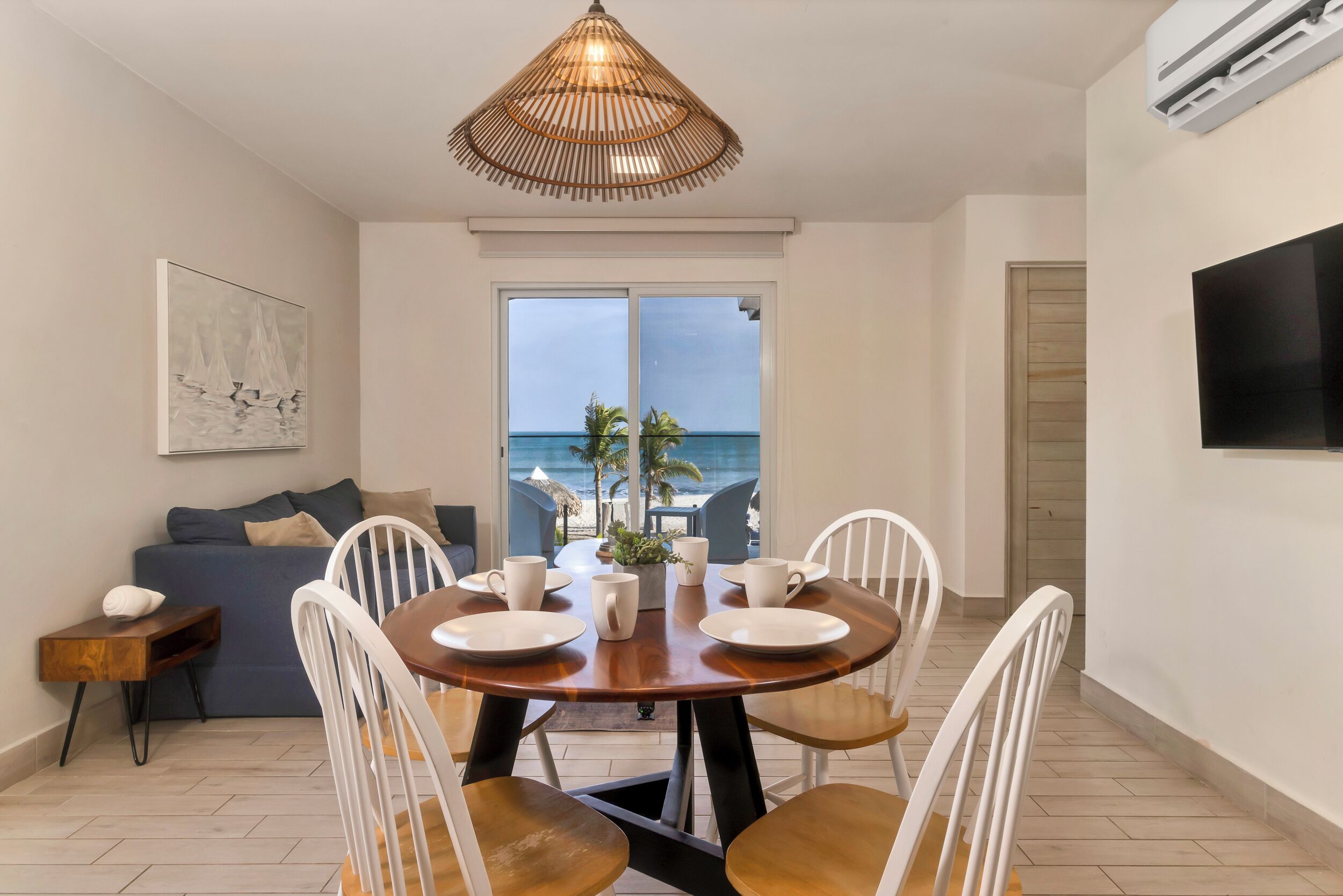 Villa, uitzicht op zee | Woonruimte | Een 50-inch ledtelevisie met kabelzenders