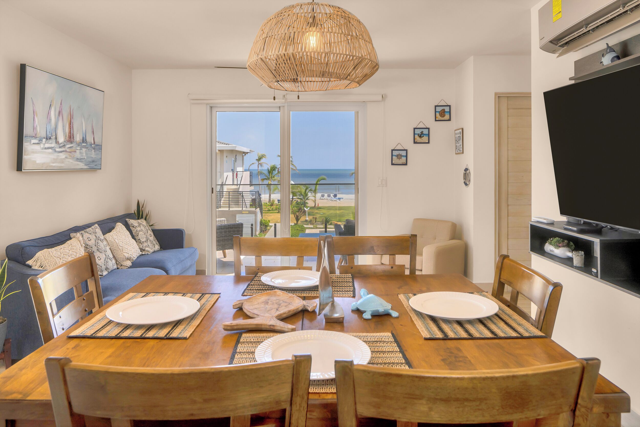 Villa, uitzicht op zee | Woonruimte | Een 50-inch ledtelevisie met kabelzenders