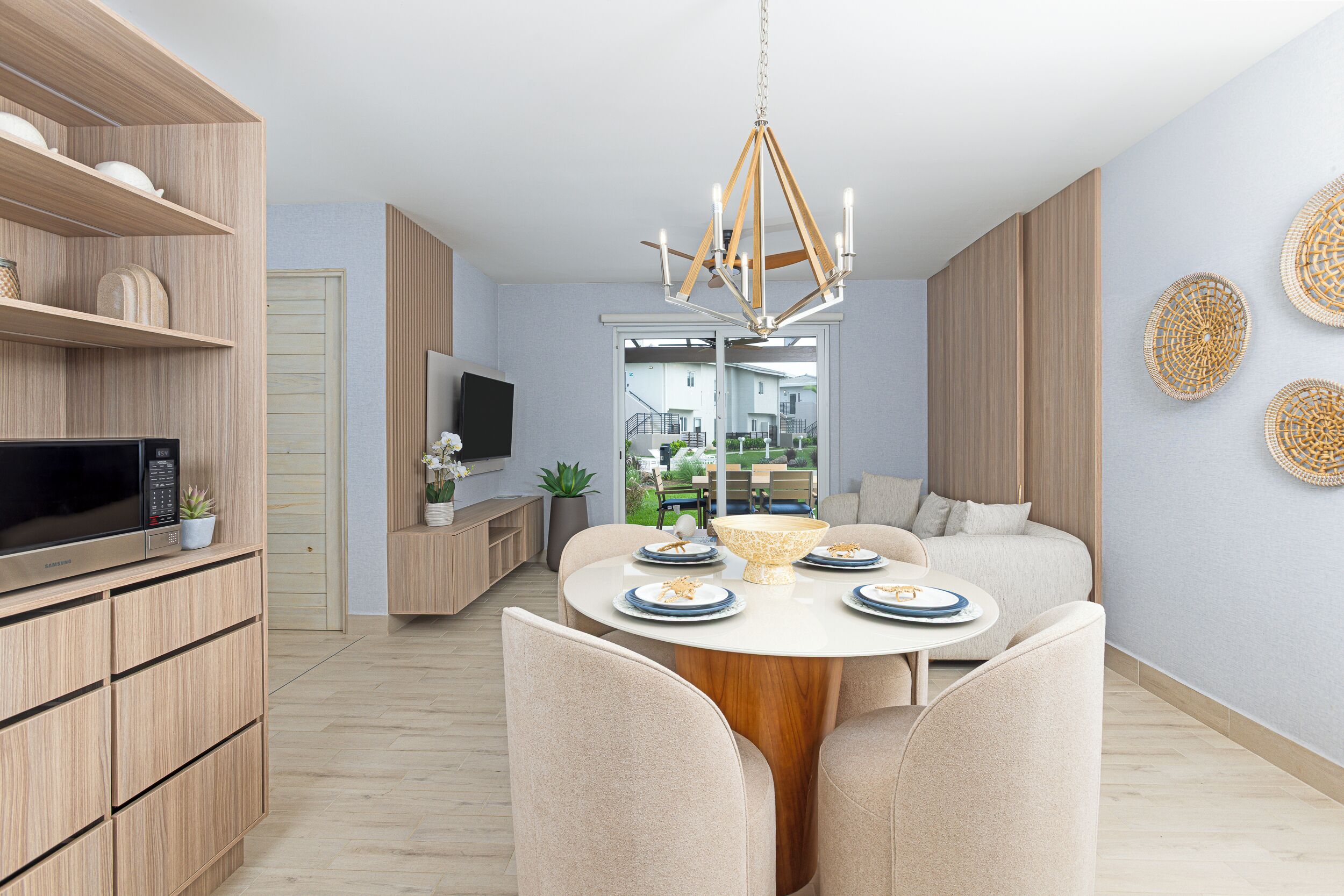 Villa, uitzicht op zee | Woonruimte | Een 50-inch ledtelevisie met kabelzenders