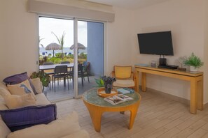 Villa, Meerblick | Wohnbereich | 50-Zoll-LED-Fernseher mit Kabelempfang