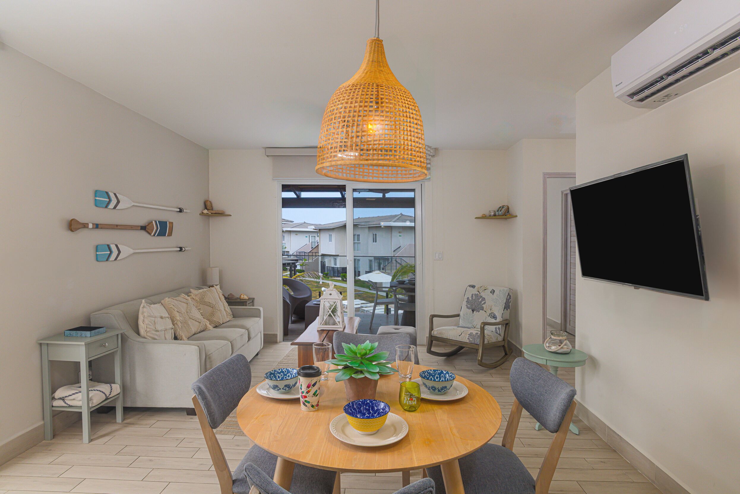 Villa, uitzicht op zee | Woonruimte | Een 50-inch ledtelevisie met kabelzenders