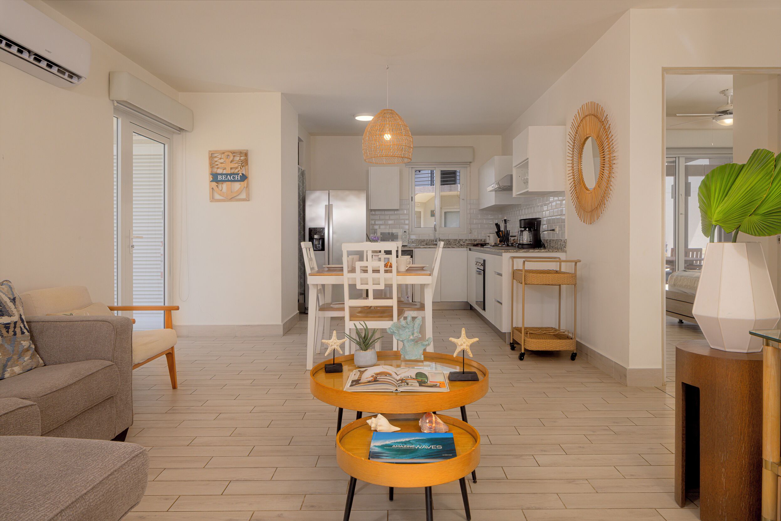 Een moderne woonkamer met een bank, een salontafel en een eethoek met een stoel en tafel.