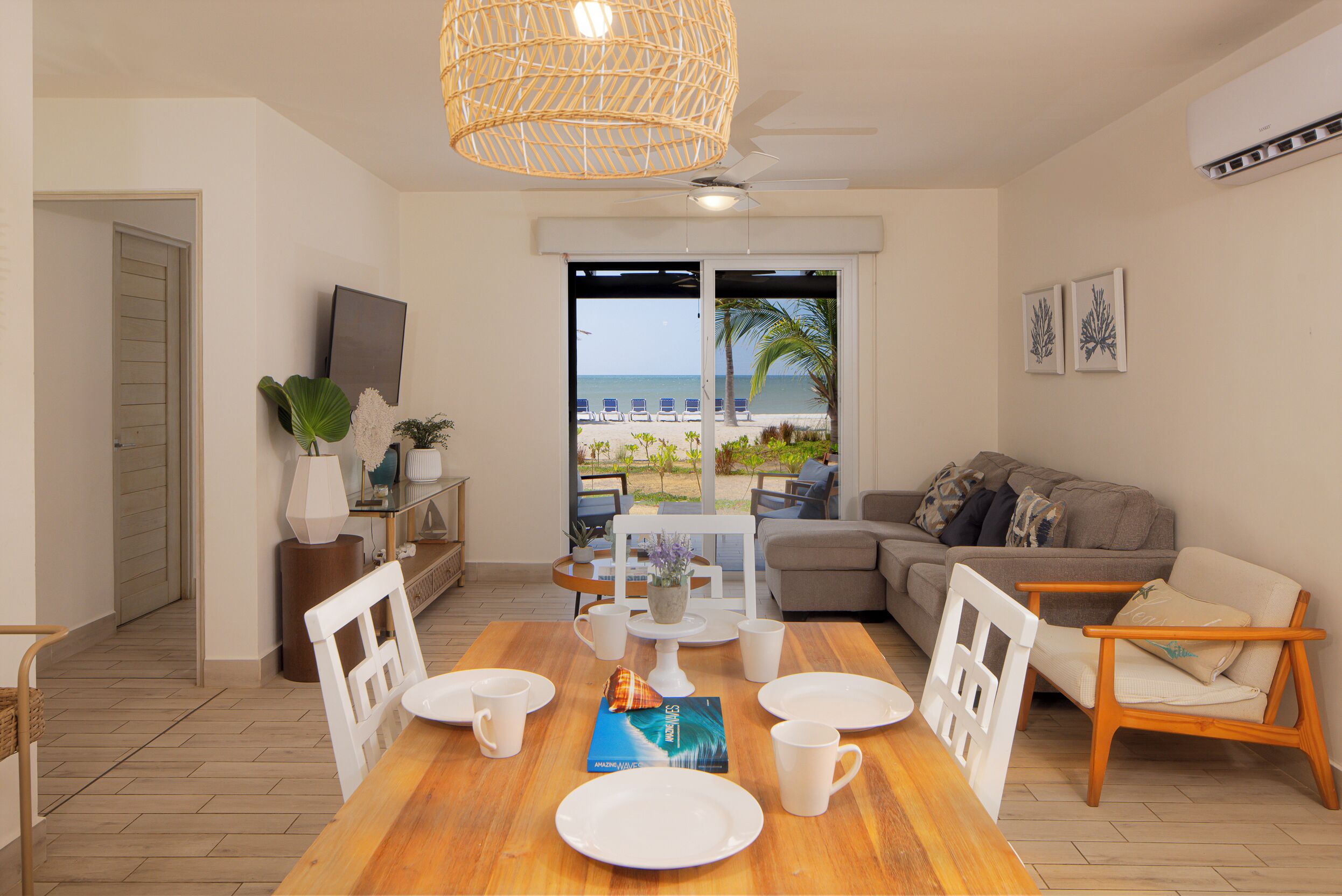 Villa, uitzicht op zee | Woonruimte | Een 50-inch ledtelevisie met kabelzenders