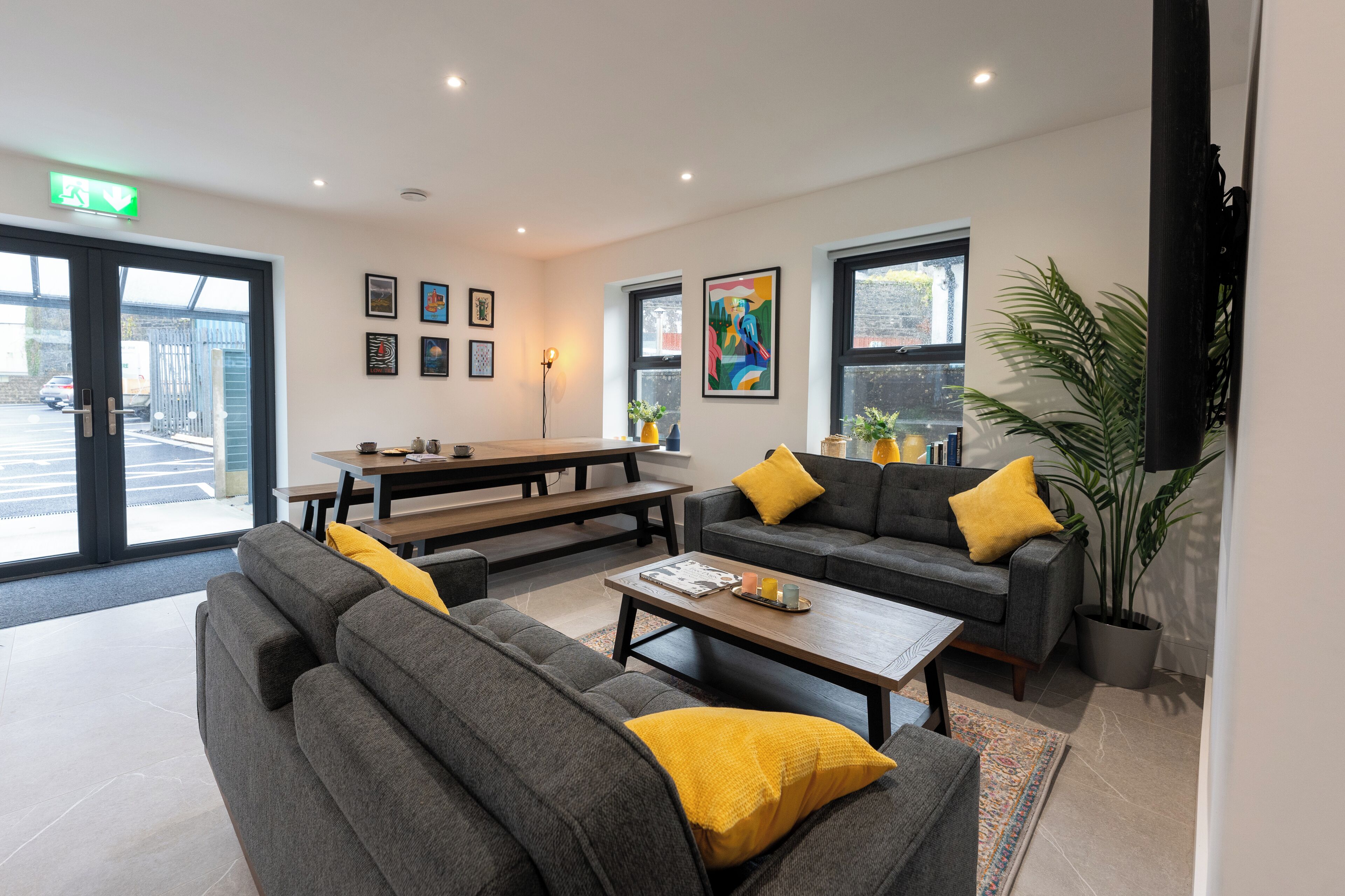 32-tums platt-tv med kabelkanaler