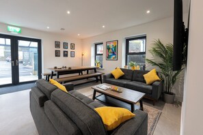 Televisi layar datar 32-inci dengan saluran TV kabel