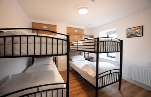 Kamar Quadruple, Beberapa Tempat Tidur | Wi-Fi gratis, seprai linen, dan dapat diakses tamu berkursi roda