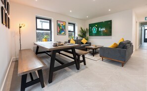 32-inch flat-screen TV with cable channels - Éalú Lodge (Sligo)