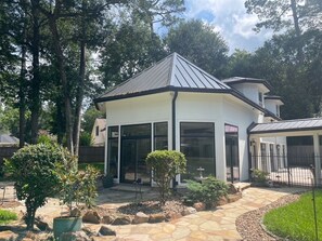 المنشأة من الخارج