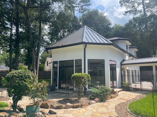 Serene 1-bedroom Loft-Style with Pool in the Heart of The Woodlands