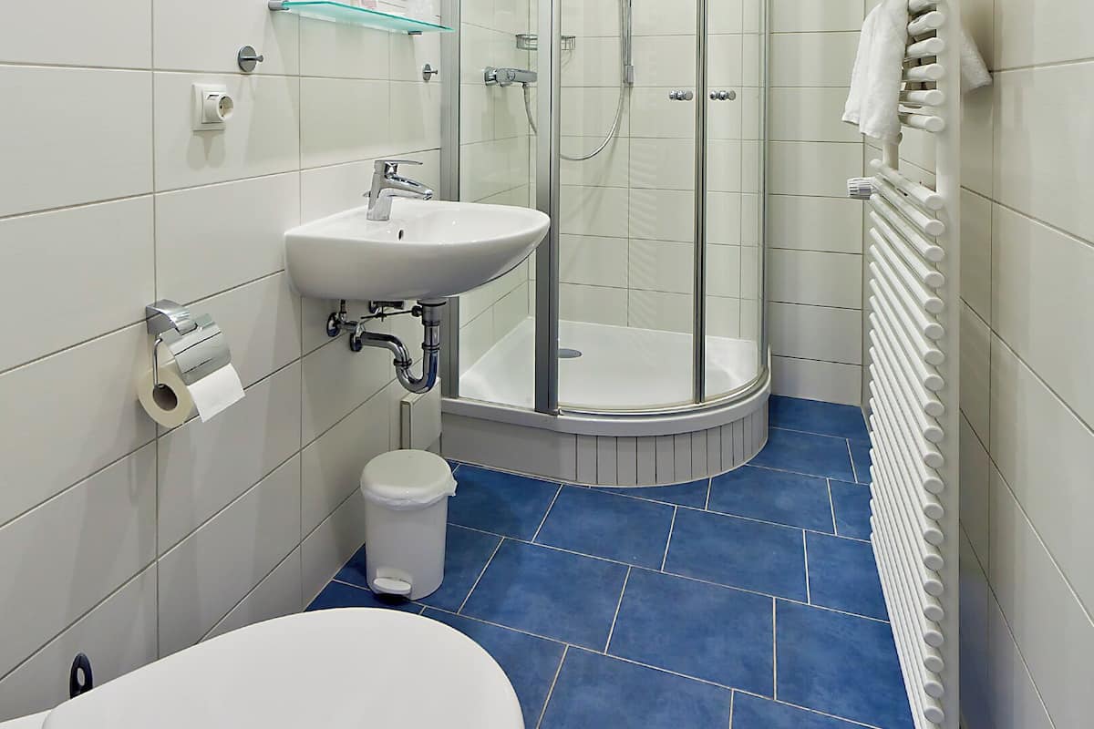 Badezimmer | Haartrockner, Handtücher, Seife, Shampoo