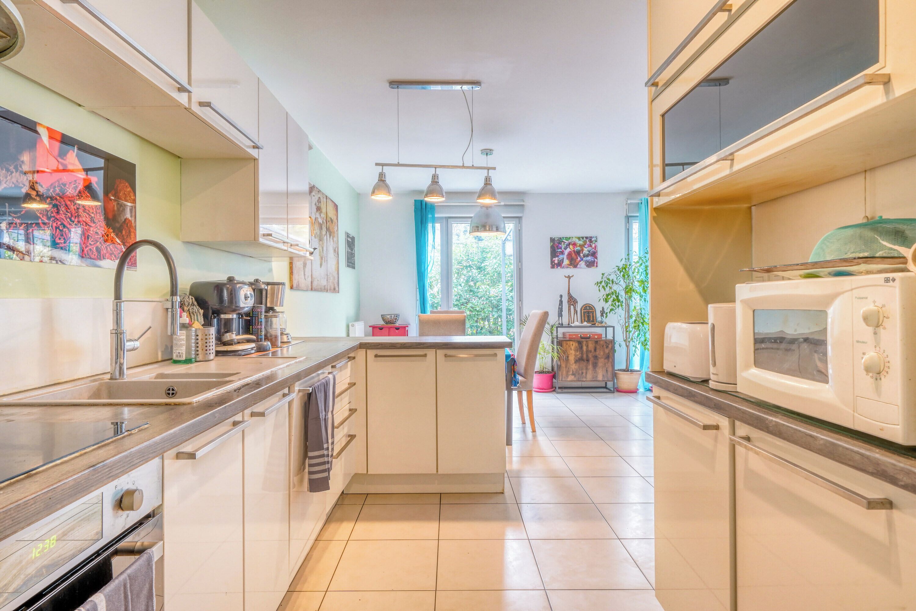 Frigorífico, microondas, horno y lavavajillas