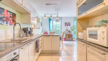 Kjøleskap, mikrobølgeovn, ovn og oppvaskmaskin