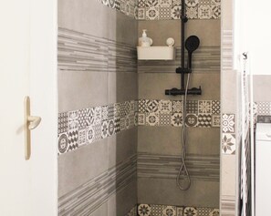 Shower, hair dryer, towels - Bright studio in Pantin, perfect for couples (Pantin)