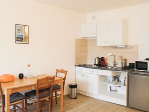 Fridge, microwave, coffee/tea maker - Bright studio in Pantin, perfect for couples (Pantin)