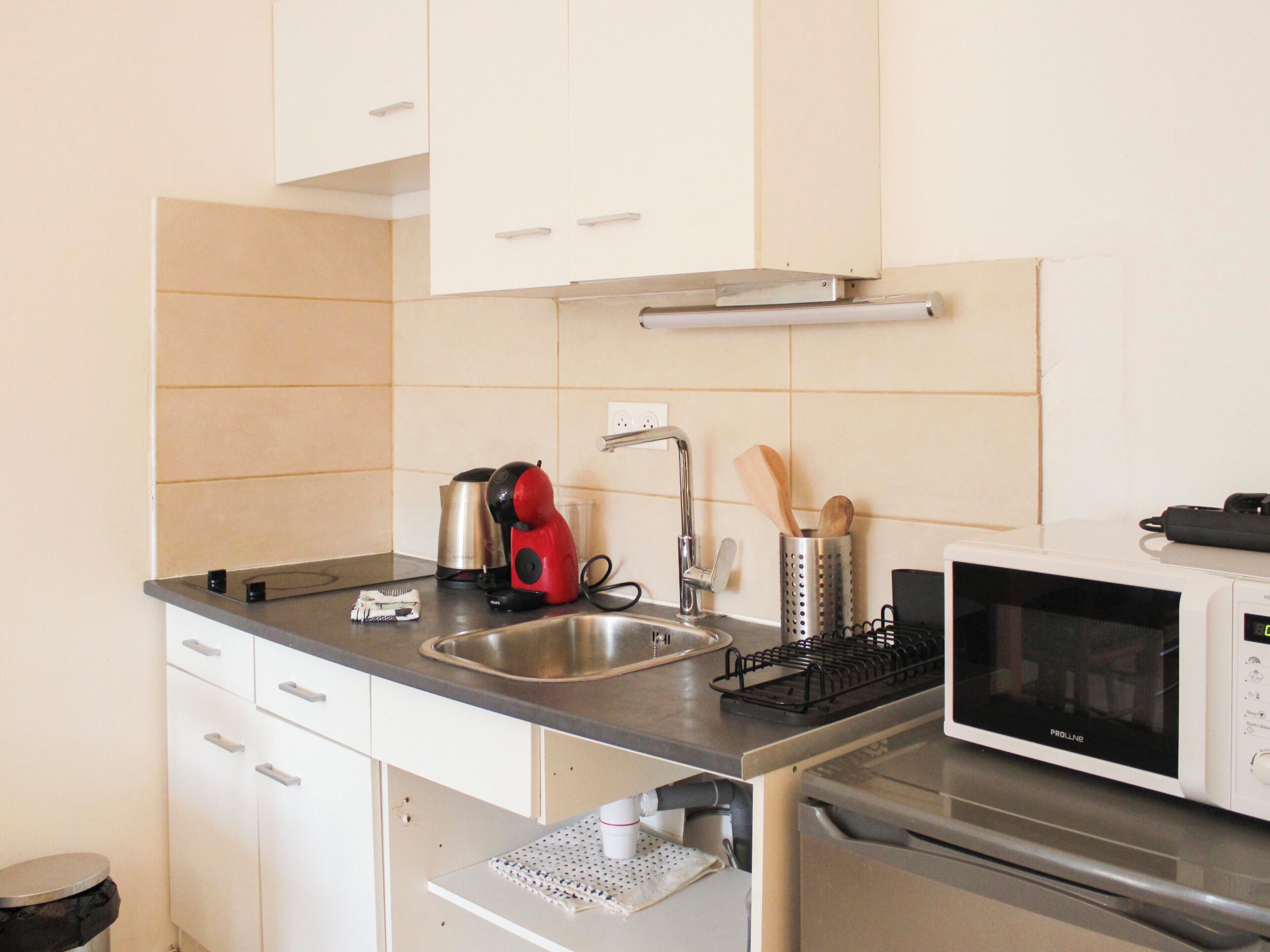 Réfrigérateur, micro-ondes, cafetière/bouilloire