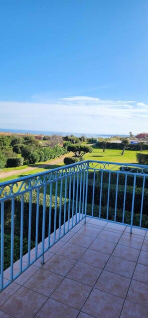 Property grounds - Bright apartment with sea view and pool (Roquebrune-sur-Argens)