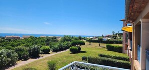 Property grounds - Bright apartment with sea view and pool (Roquebrune-sur-Argens)