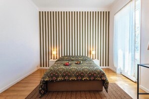 Silitysrauta/-lauta, Wi-Fi, vuodevaatteet