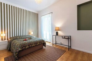 Een strijkplank/strijkijzer, wifi, beddengoed