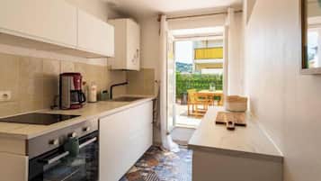 Fridge, oven, dishwasher, coffee/tea maker