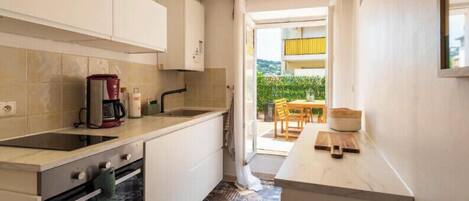 Jääkaappi, uuni, astianpesukone, kahvin-/teenkeitin