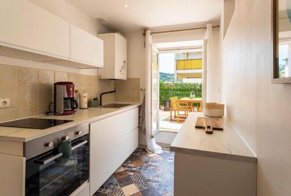 Jääkaappi, uuni, astianpesukone, kahvin-/teenkeitin