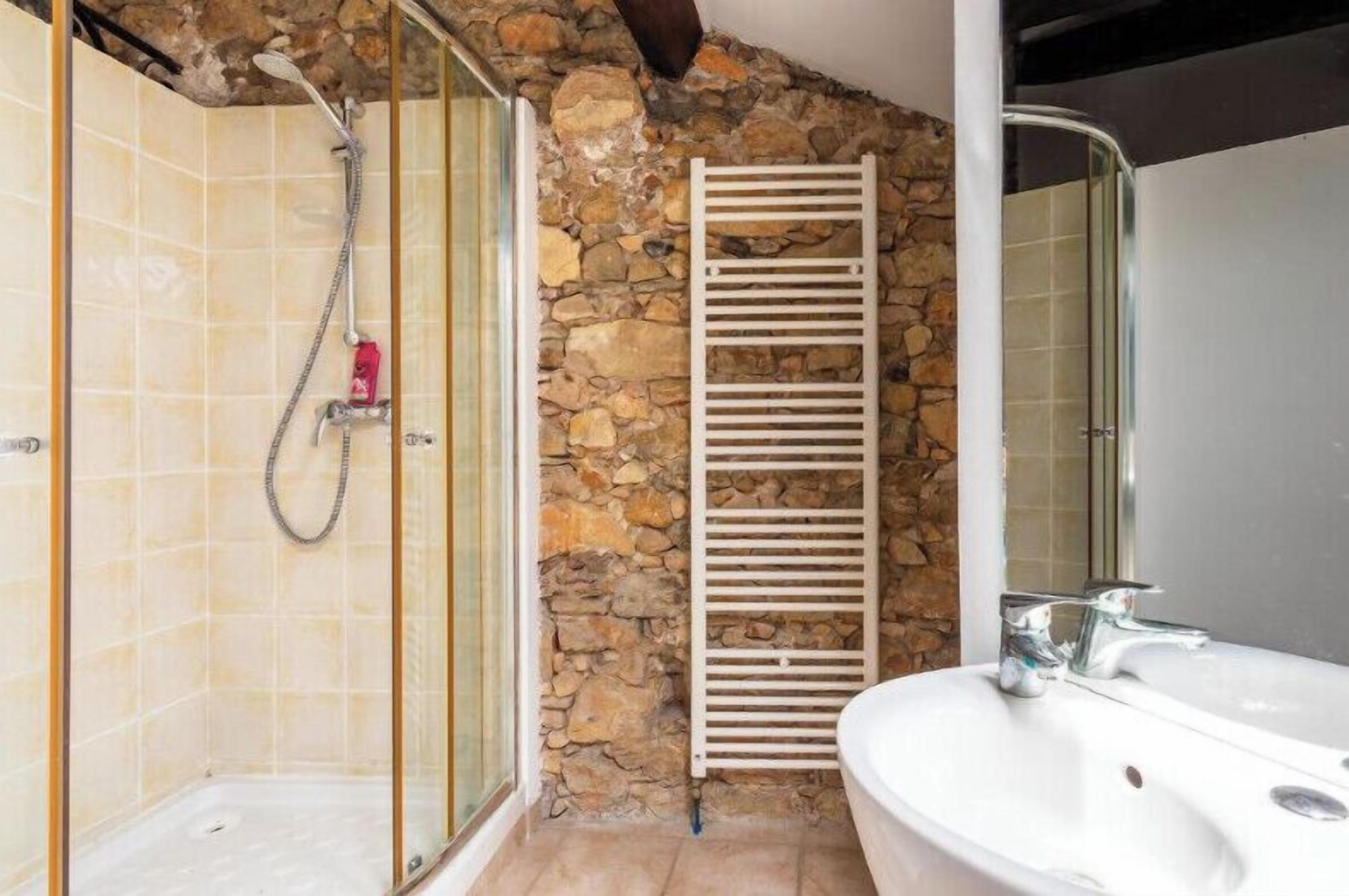 Douche, sèche-cheveux, serviettes fournies