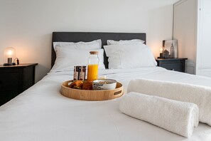 Tabla de planchar con plancha, wifi y ropa de cama 