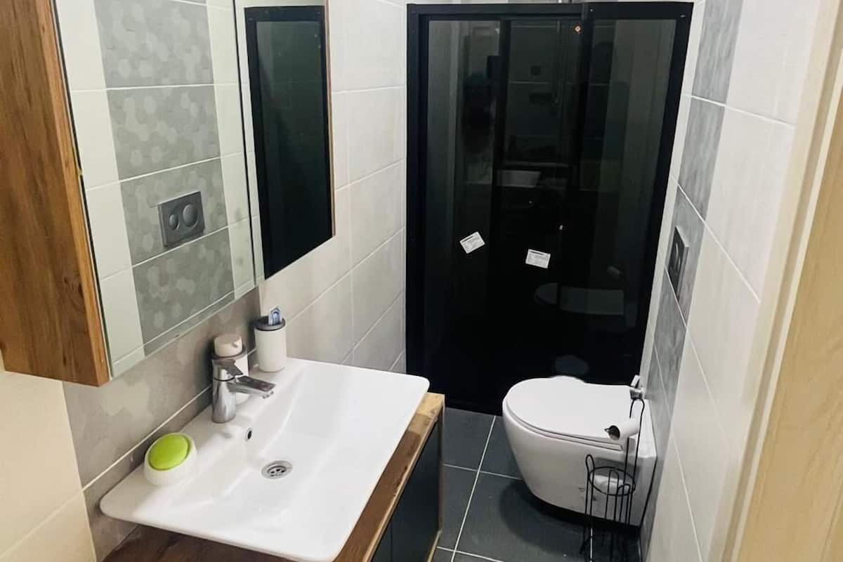 Doccia, set di cortesia gratuito, asciugacapelli, pantofole