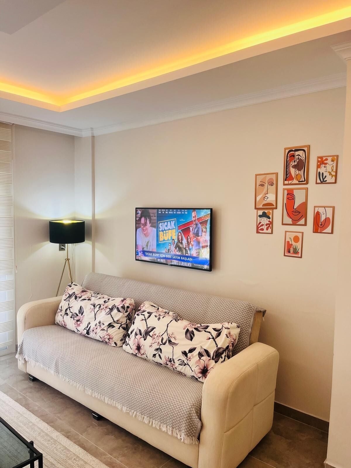 Deluxe House, City View | Living area | 43-inch Smart TV with premium channels