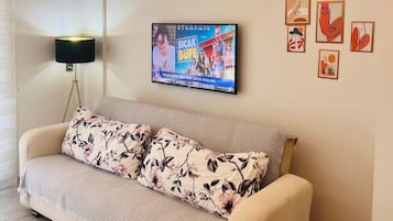Hus – deluxe, byutsikt | Oppholdsområde | En 43-tommers smart-TV med førsteklasses TV-kanaler