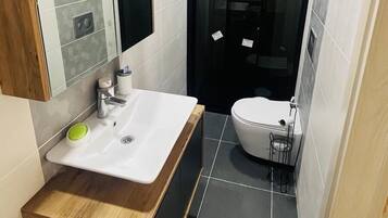 Deluxe Apartment, City View | Bilik Mandi | Pancuran mandi, kelengkapan dandanan diri percuma, pengering rambut