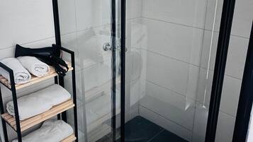 Casa Deluxe | Baño | Ducha, artículos de higiene personal gratuitos y secador de pelo