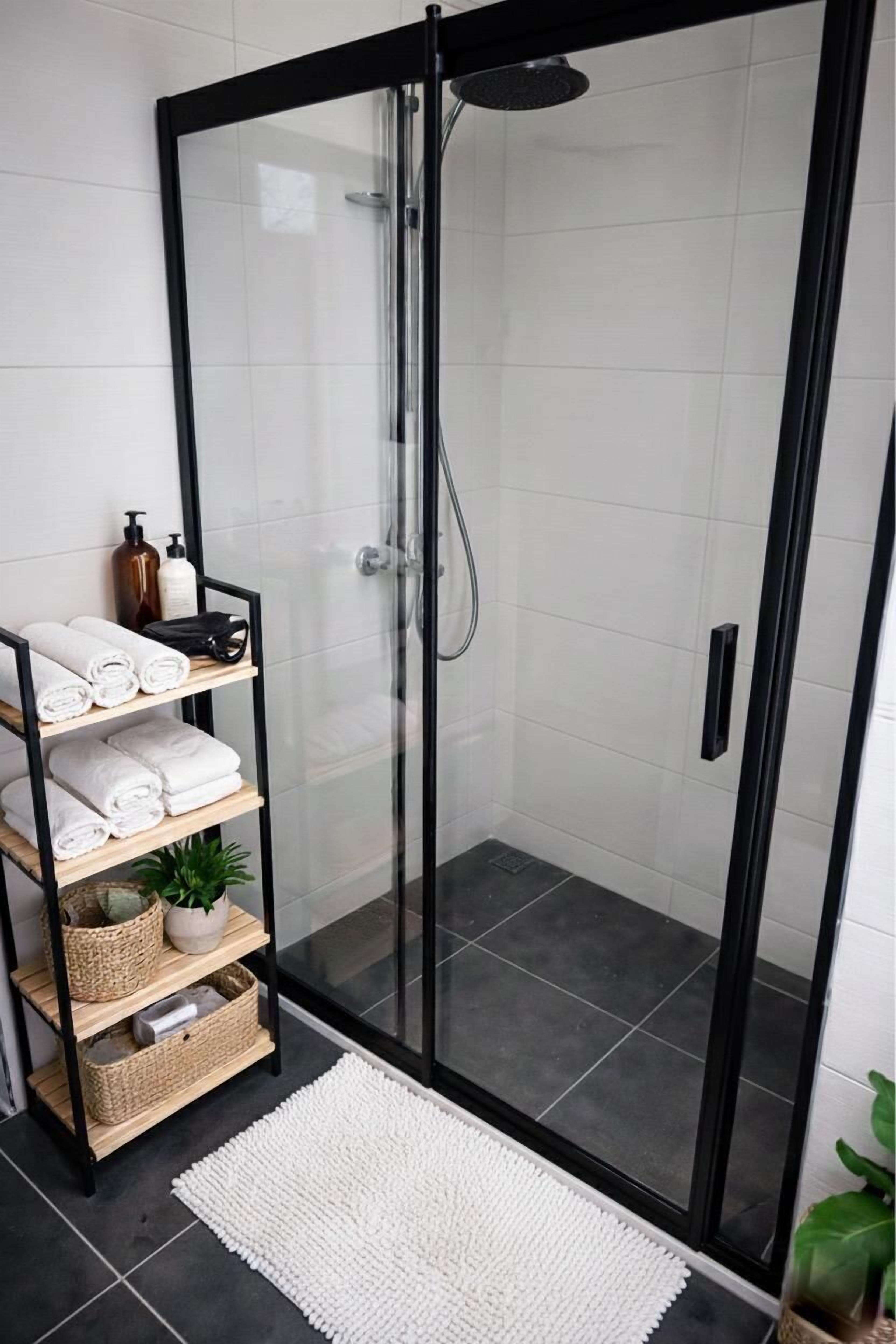 Deluxe Suite | Bathroom | Shower, free toiletries, hair dryer, slippers