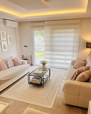 Casa Deluxe, vista città | Minibar con snack e bevande gratuite, una scrivania, postazione laptop