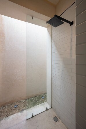 Regadera, toallas, papel de baño 