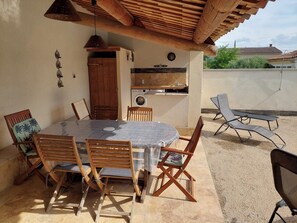 Outdoor dining - In the heart of the village, pleasant villa, enclosed garden, swimming pool and pool house. (Vaison)