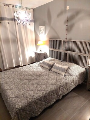 3 bedrooms, iron/ironing board, Internet - In the heart of the village, pleasant villa, enclosed garden, swimming pool and pool house. (Vaison)