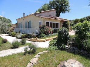 Exterior - In the heart of the village, pleasant villa, enclosed garden, swimming pool and pool house. (Vaison)