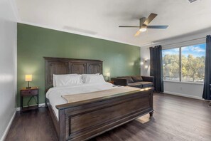 4 bedrooms, iron/ironing board, travel cot, WiFi - Your Vegas Playground: Pool, Spa, Arcade & More! (Las Vegas)