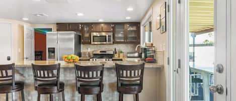 Frigorifero, microonde, forno, piano cottura